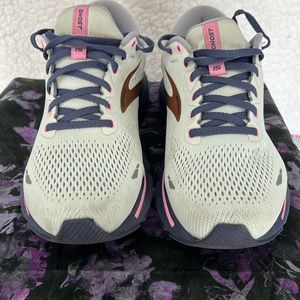 Women’s Brooks size 9W Ghost 15 spa blue/neo pink/cooper shoe